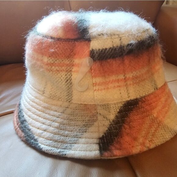 NWT Urban Outfitters winter bucket hat, peach ,off white and black - Picture 3 of 6